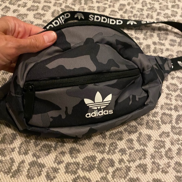 NWOT Adidas camo fanny pack - Picture 6 of 6
